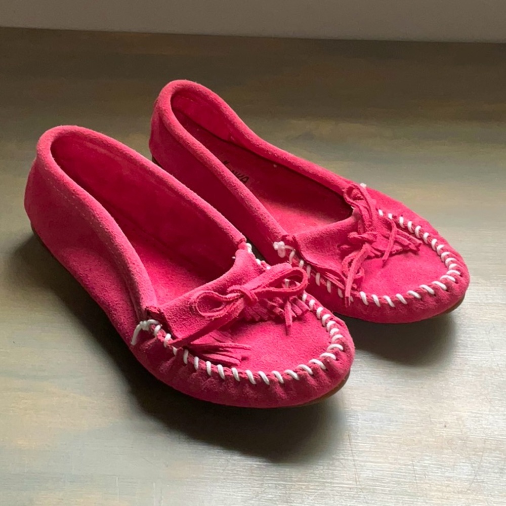 Minnetonka Women’s Pink Leather Moccasin (NWOB)